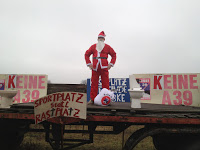 Weihnachtsmann steht auf einem Protestwagen